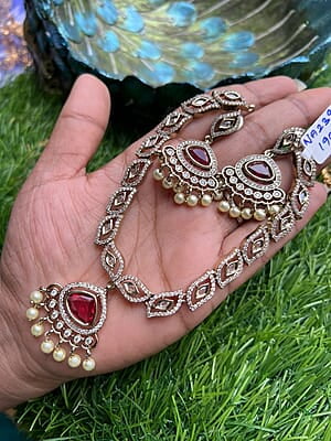 Trendy VIctorian Neckpiece with Earing Trendy VIctorian Neckpiece with Earing
