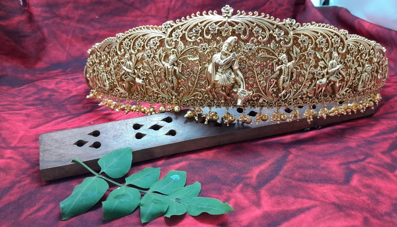 krishnar design with gold based hipblet