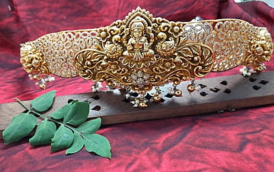 white stone with flower based hipblet