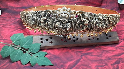 block with gold based hipblet