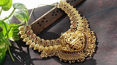 brad red and green lakshmi design neckpiece