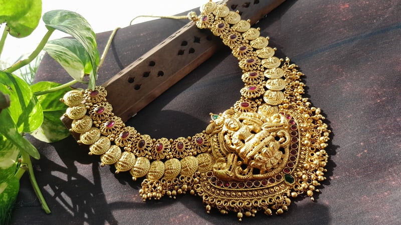brad red and green lakshmi design neckpiece