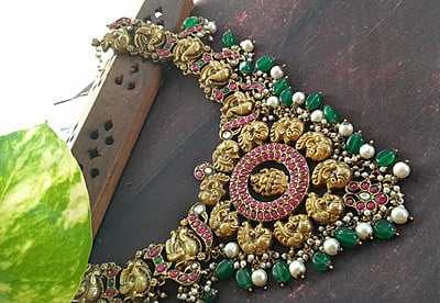 block finished green pearl neckpiece