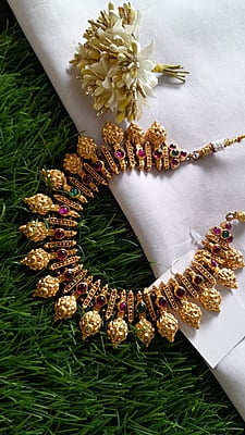 green and pink stone sangu design neckpiece