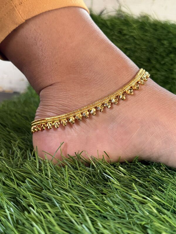 thik three dot golden anklet thik three dot golden anklet