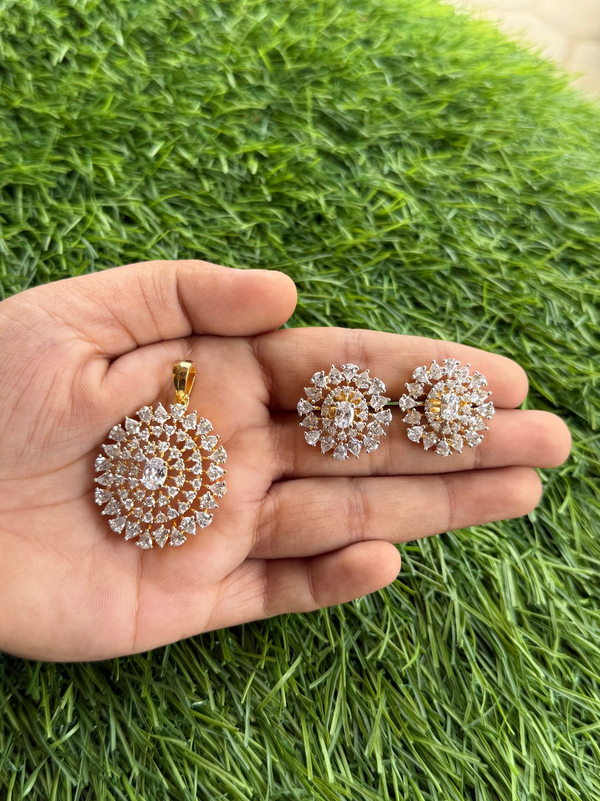 round with diamond stone pendant set