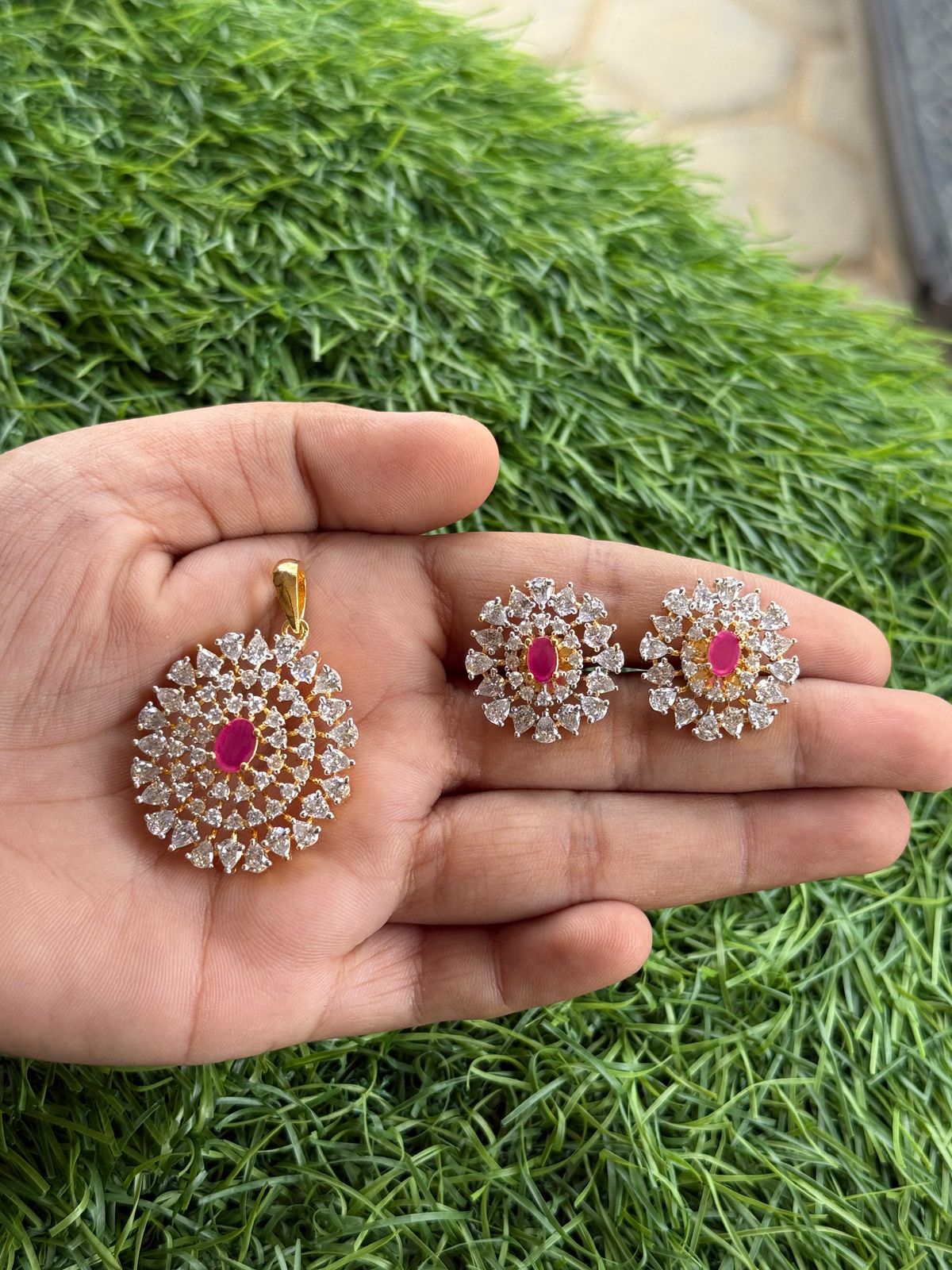 round with diamond stone pendant set