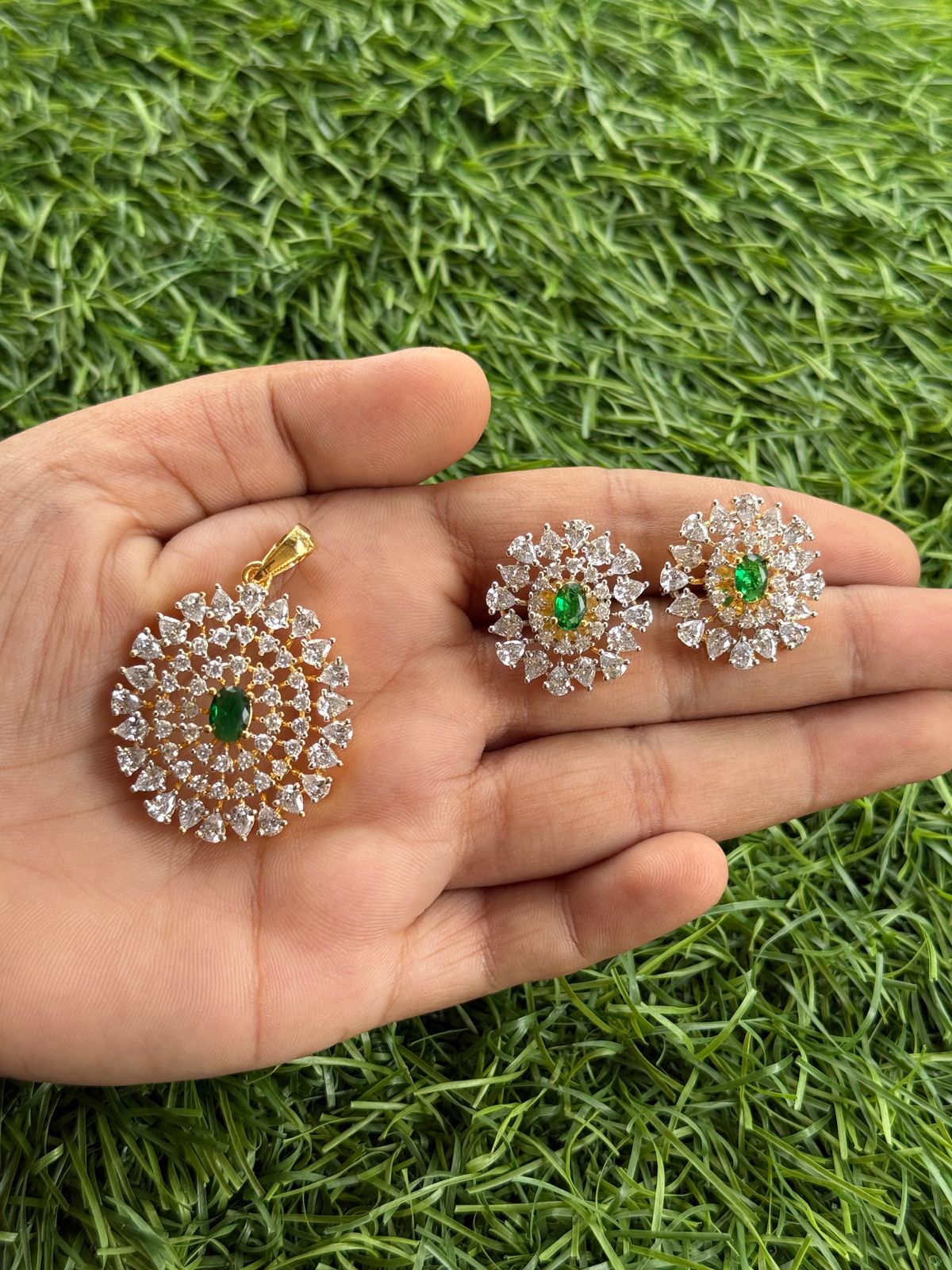round with diamond stone pendant set