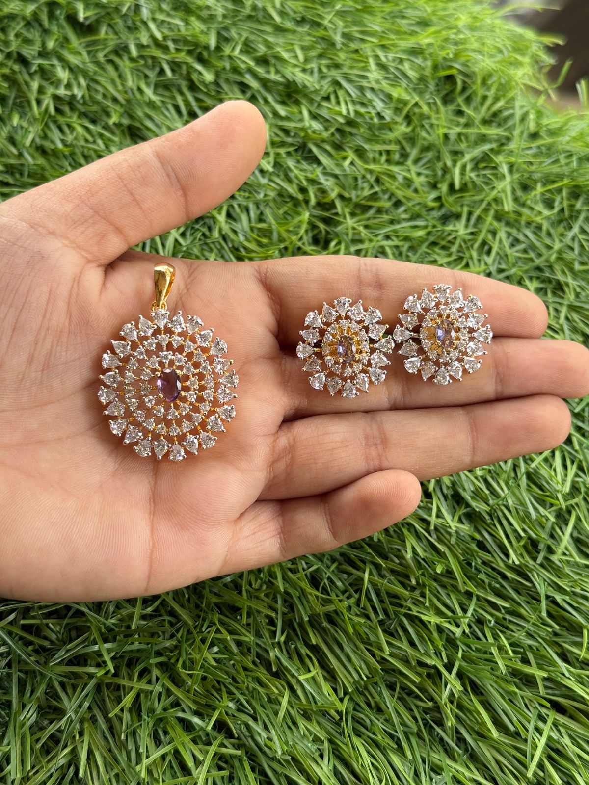 round with diamond stone pendant set