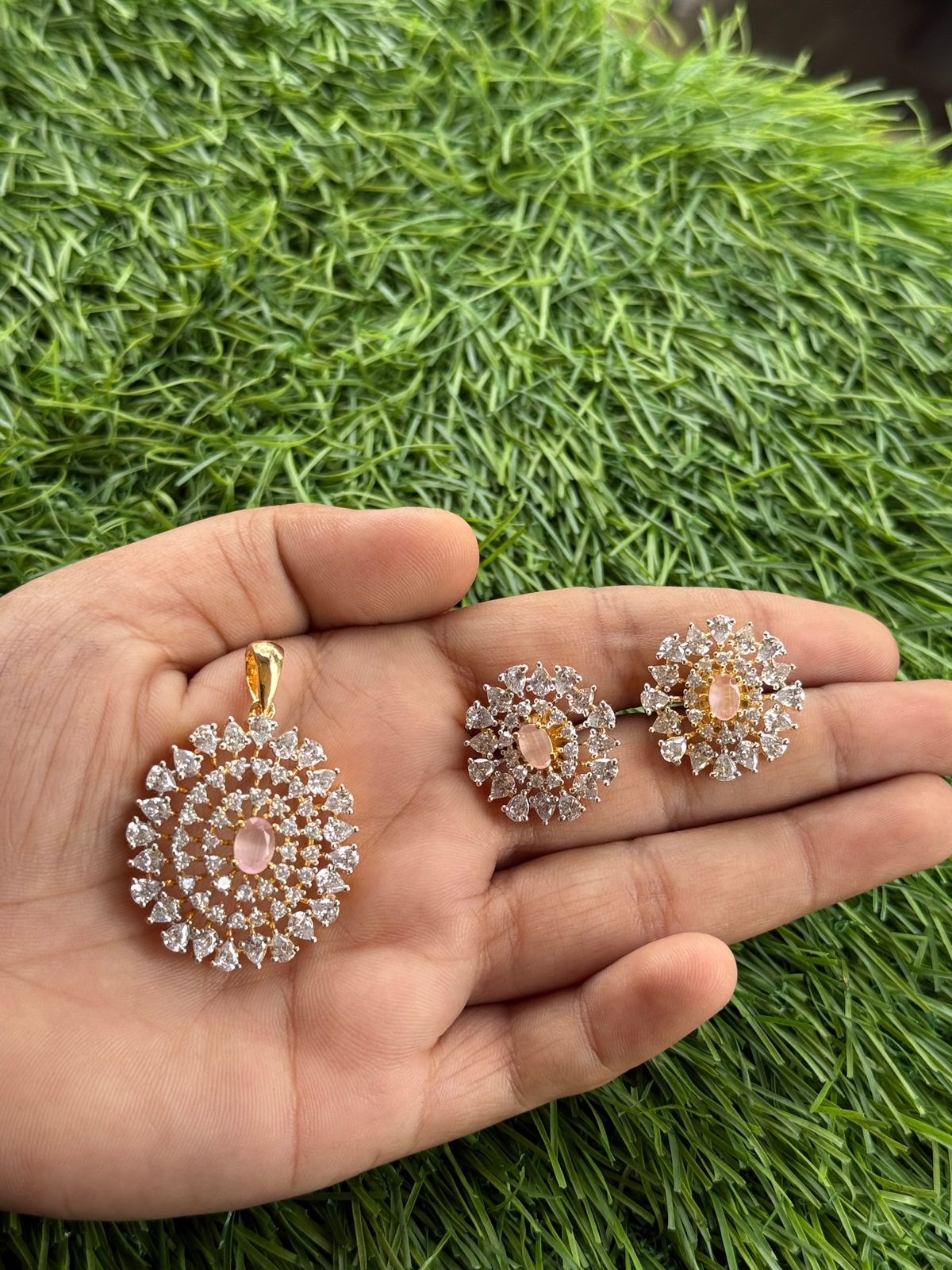 round with diamond stone pendant set