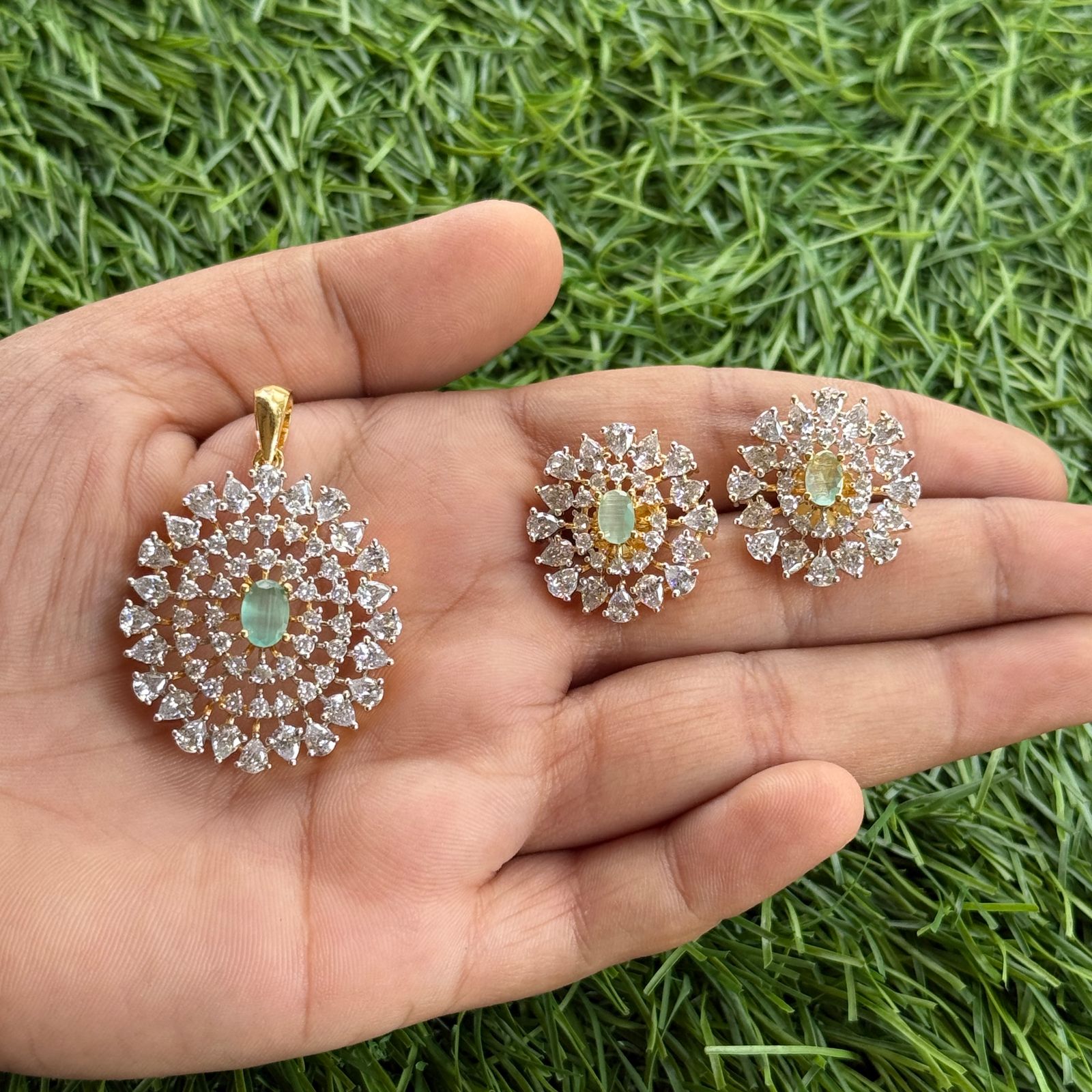round with diamond stone pendant set