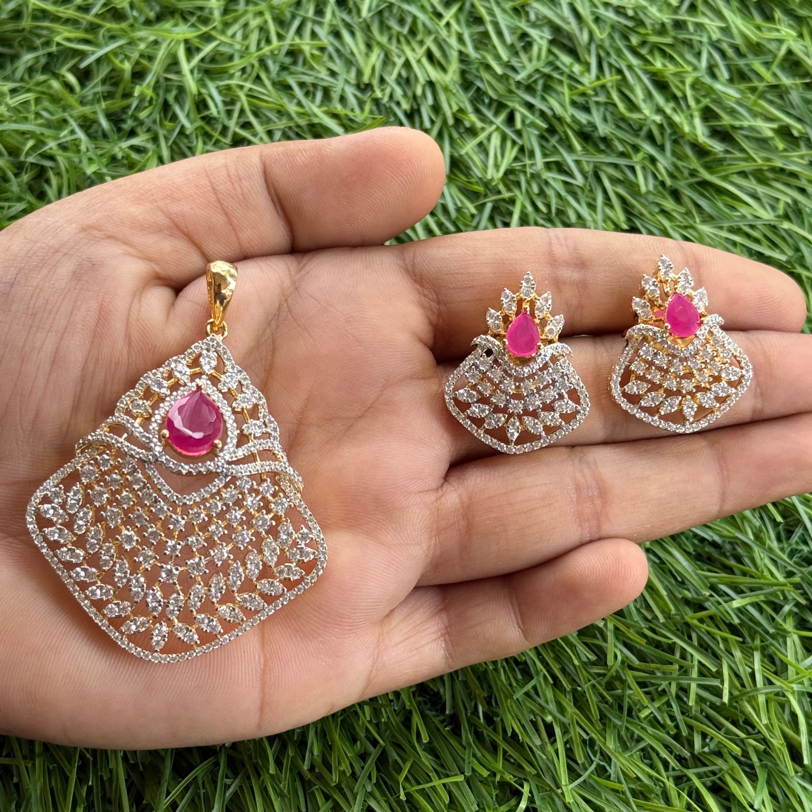 ad stone chandan haar pendant set