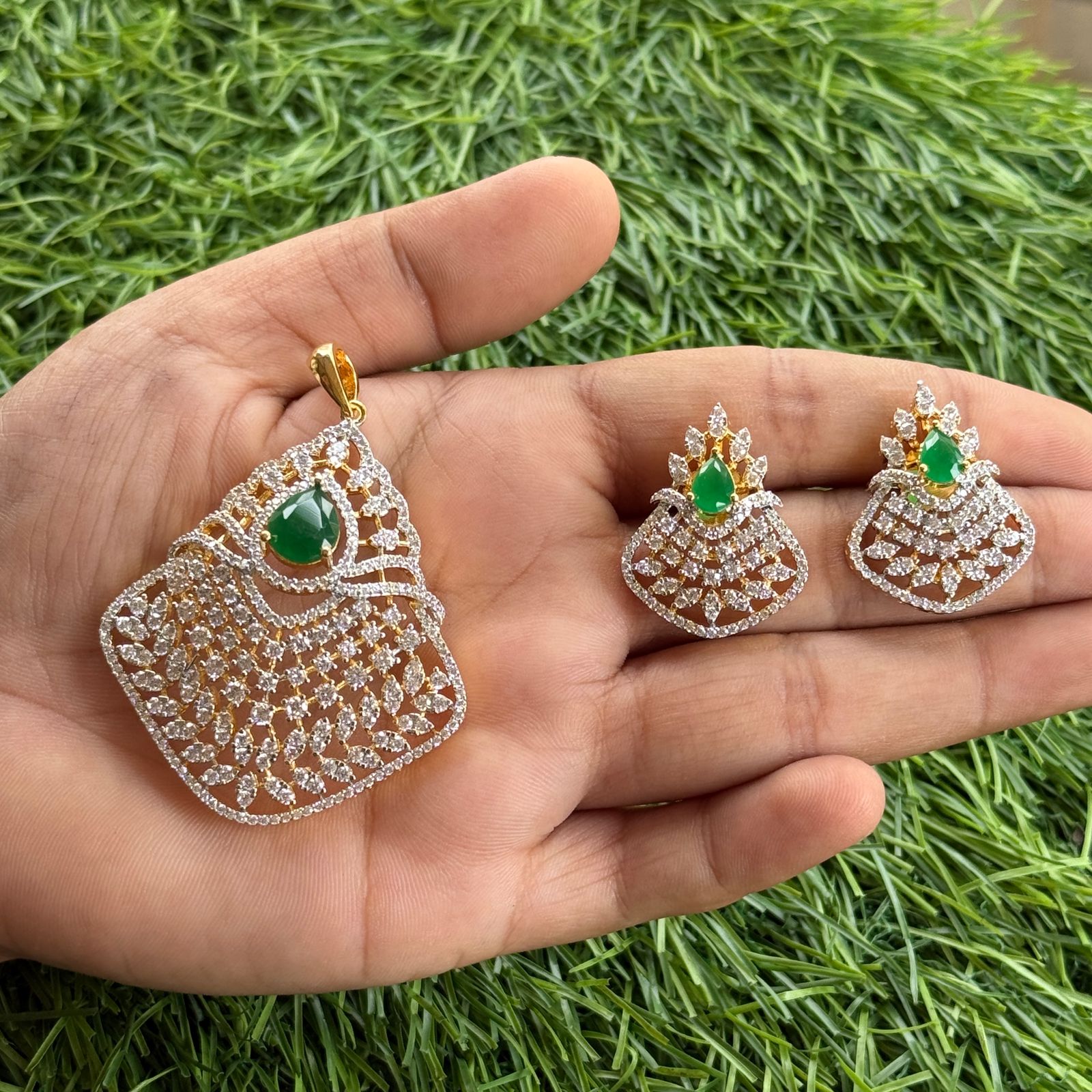 ad stone chandan haar pendant set