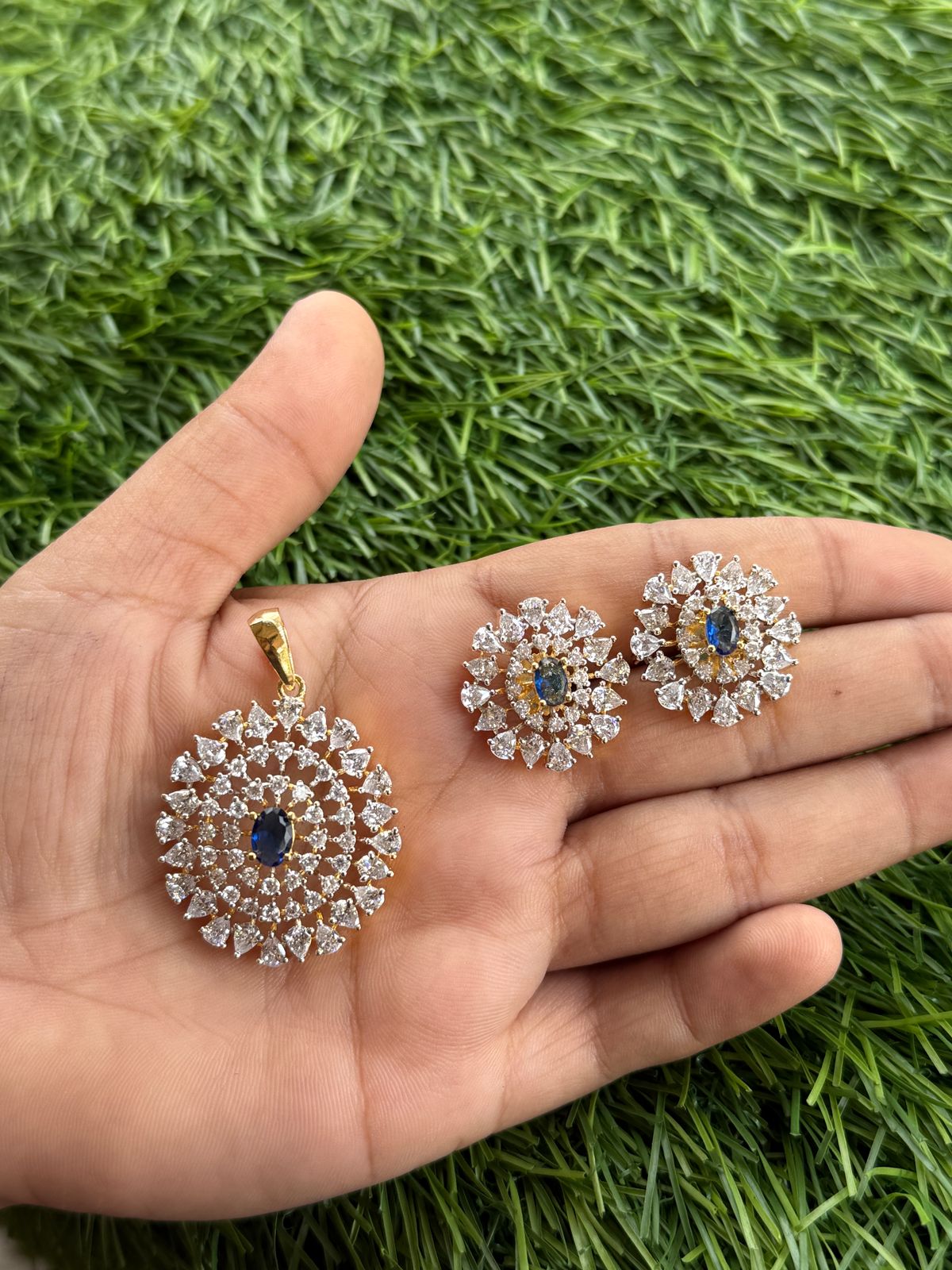 round with diamond stone pendant set