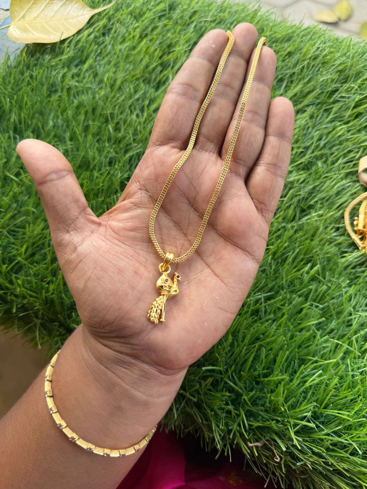 Trending simple gold finish chain Trending simple gold finish chain