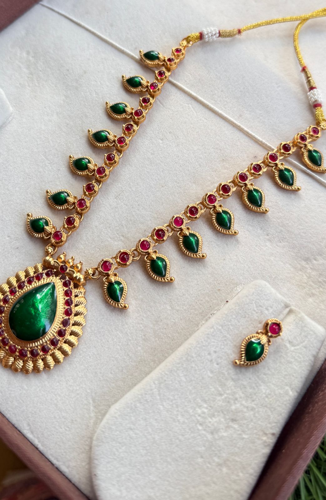 MINI SQUARE SHAPE AD NECK PIECE