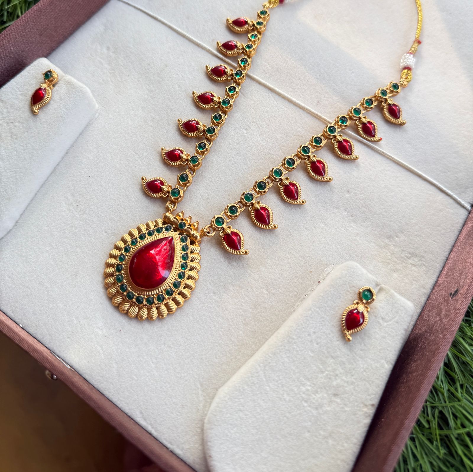 MINI SQUARE SHAPE AD NECK PIECE