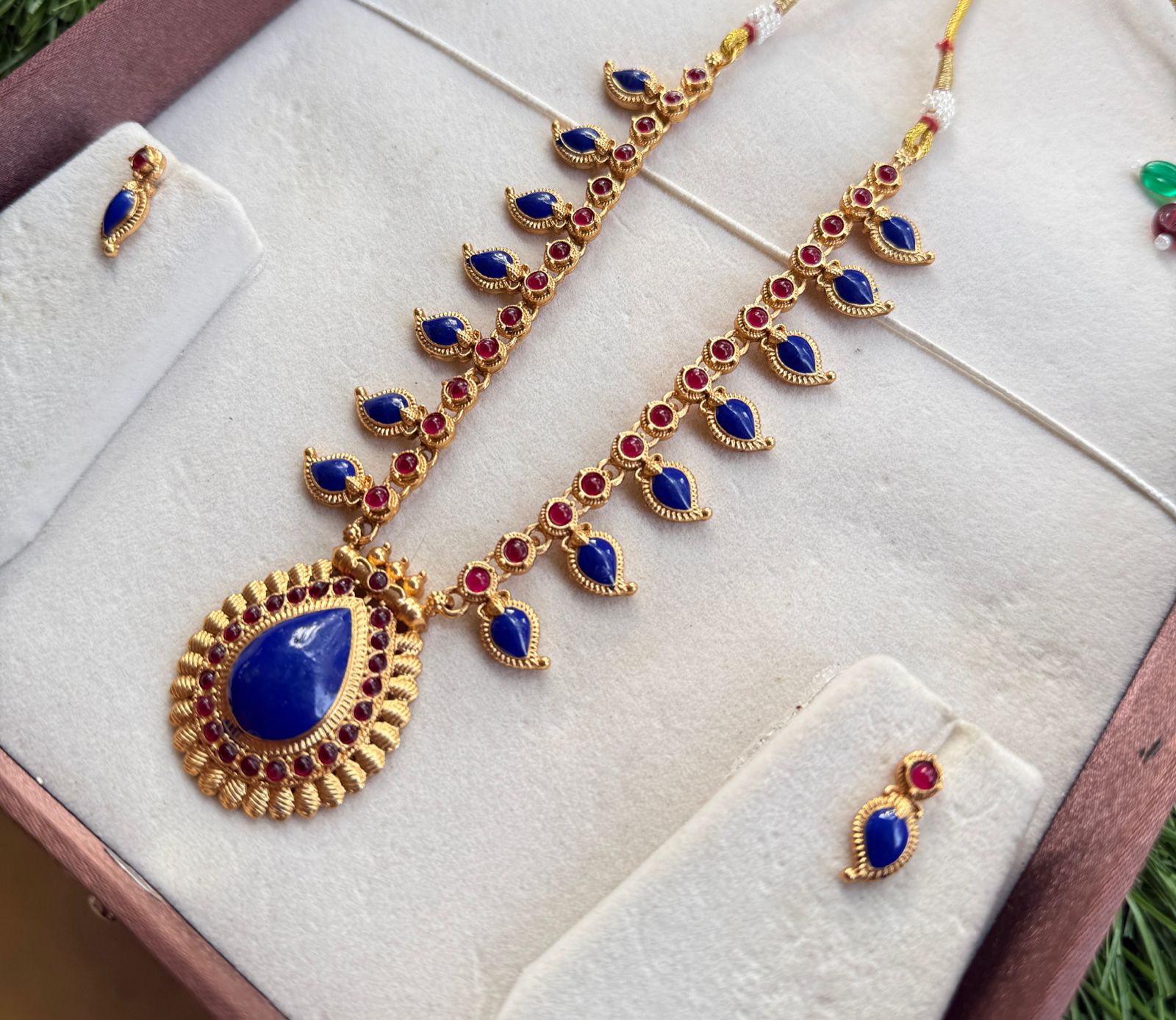MINI SQUARE SHAPE AD NECK PIECE