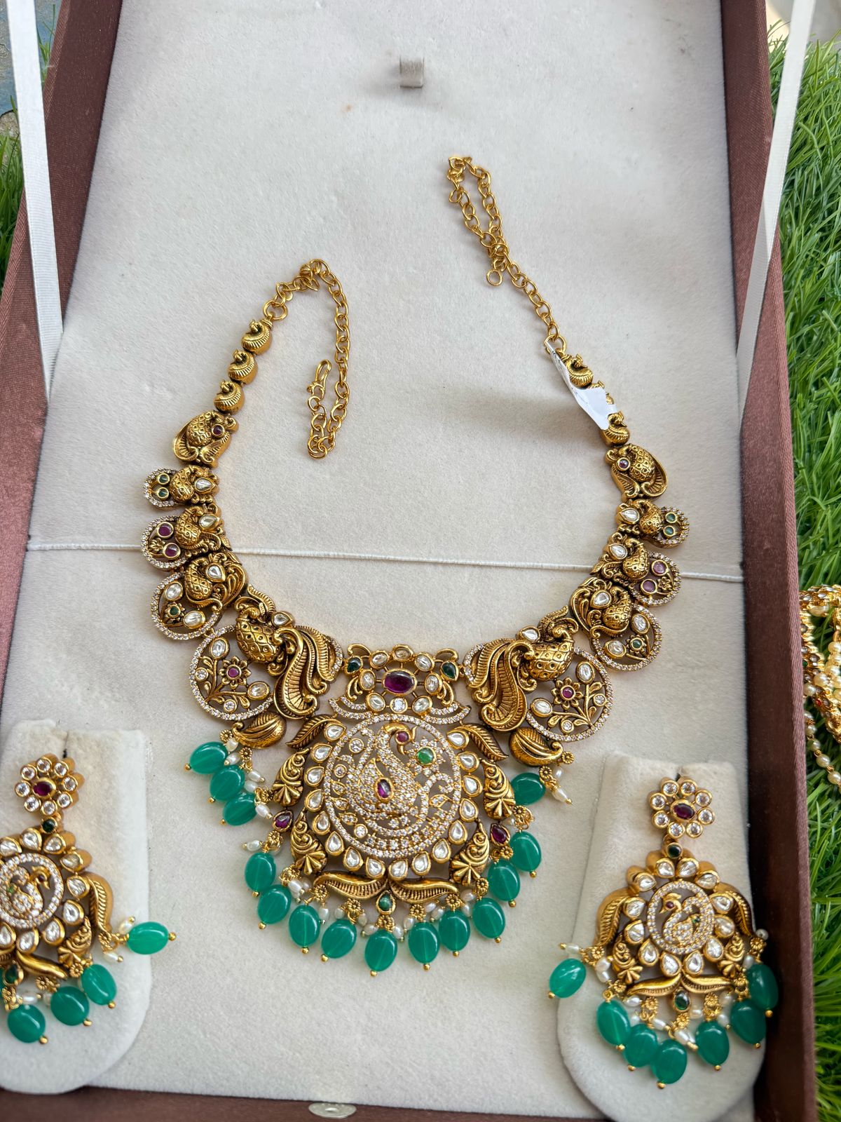 Flor design stone necklace
