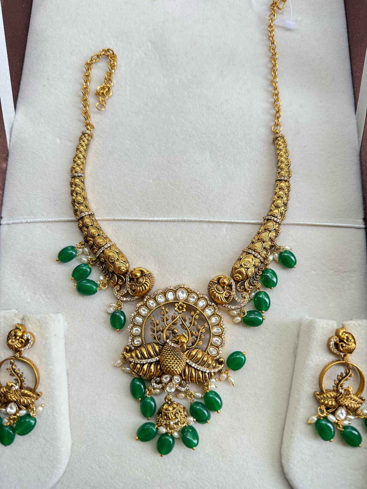 Flora design with pretty stone design neckpiece