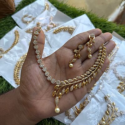 Trendy Victorian Neckpiece with Earings