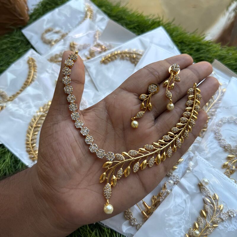 Trendy Victorian Neckpiece with Earings