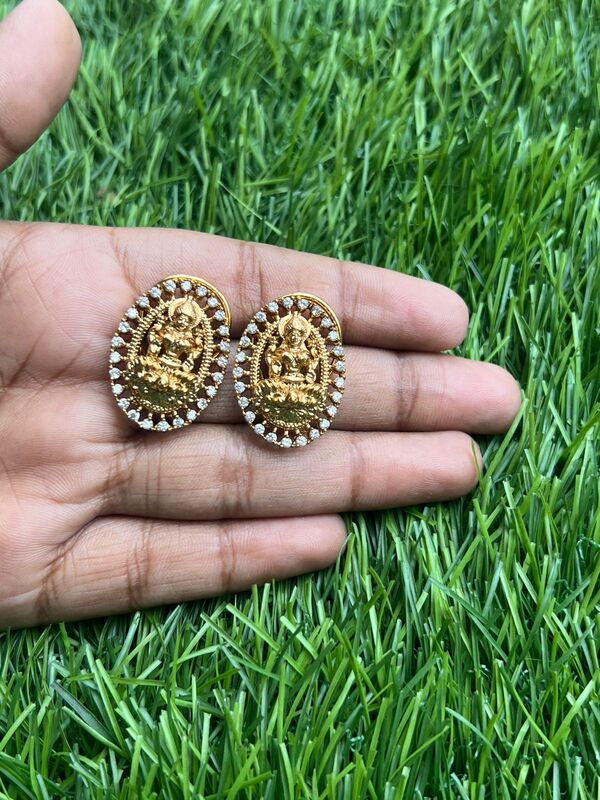 Traditional peacock Pearl Stud Traditional peacock Pearl Stud