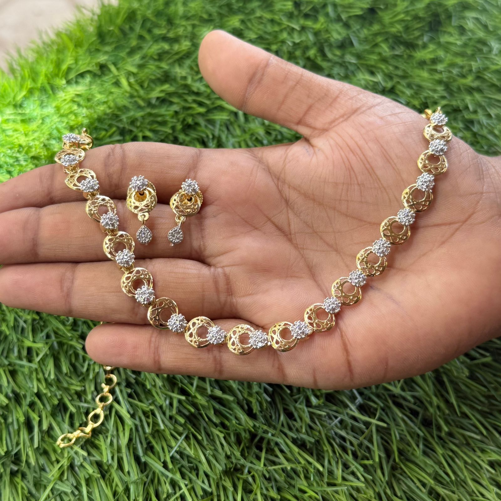 Simple elegant neckpiece Simple elegant neckpiece