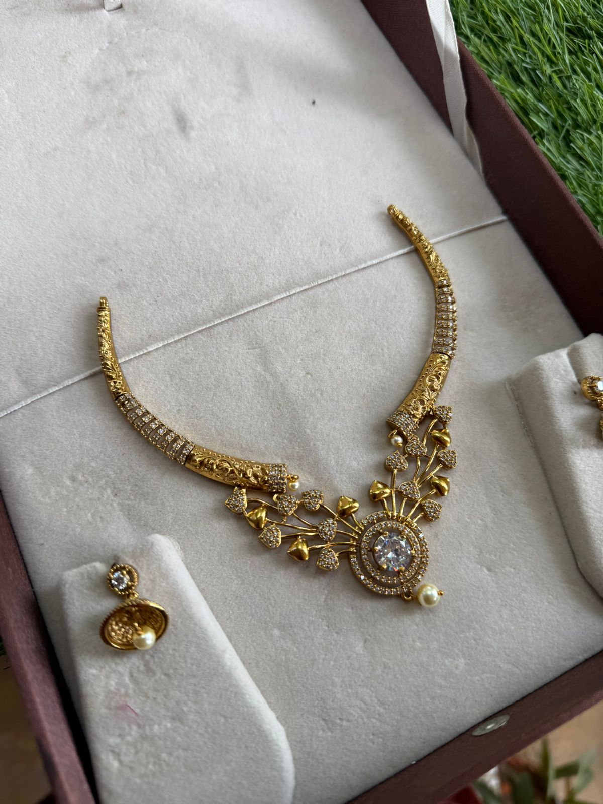 Sole neckpieces