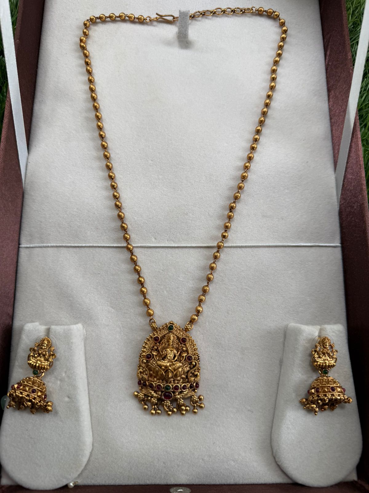 FASHIONABLE ANTIC FLORAL DESIGN NECKPIECES