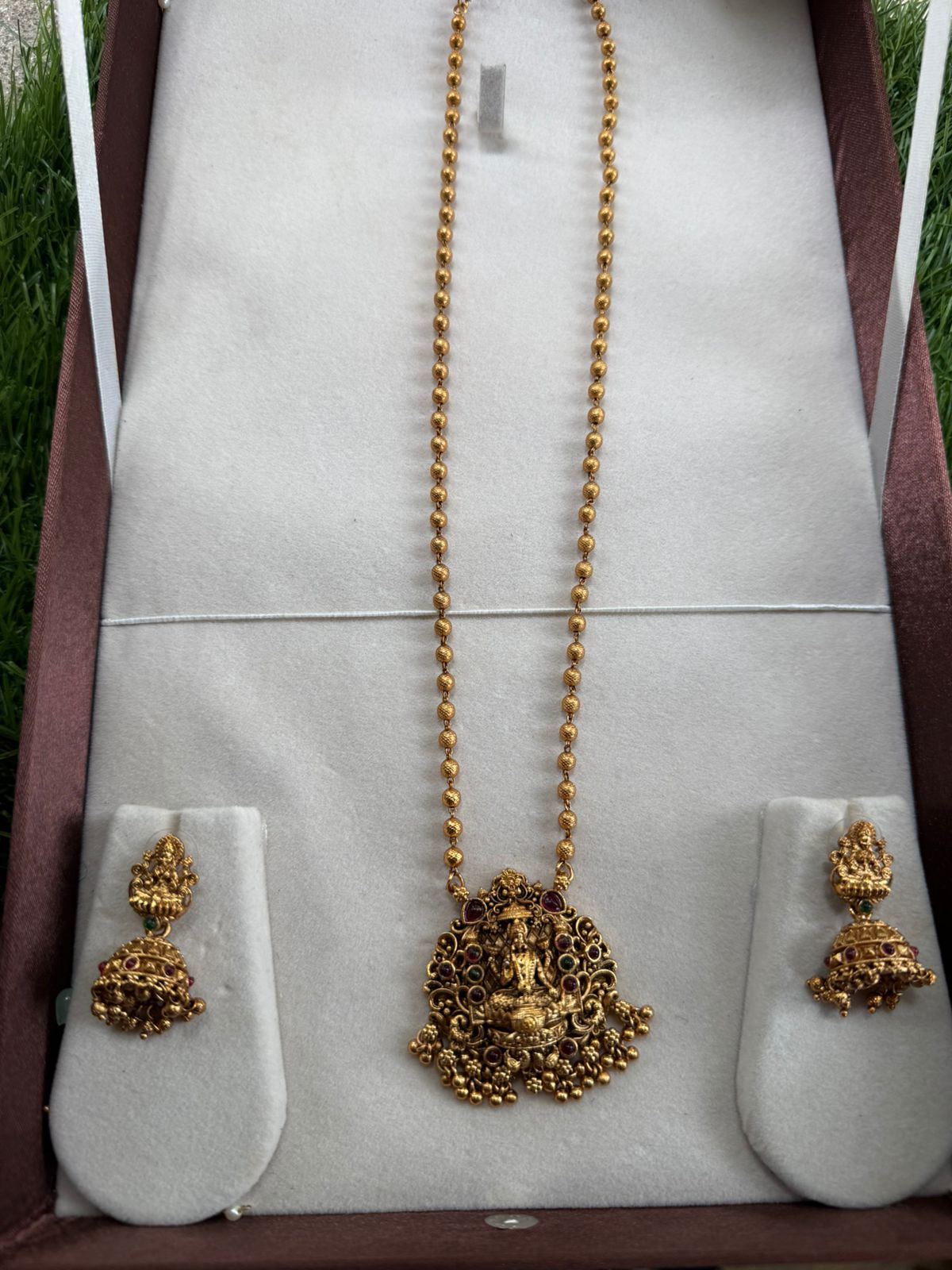 FASHIONABLE ANTIC FLORAL DESIGN NECKPIECES