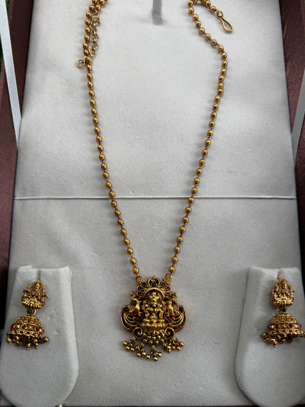 FASHIONABLE ANTIC FLORAL DESIGN NECKPIECES