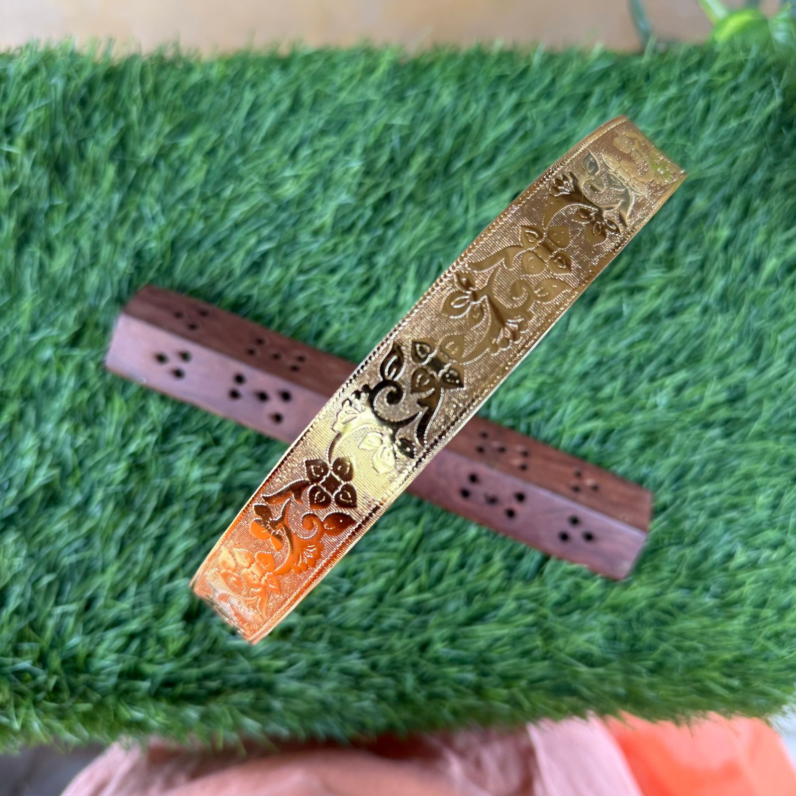 Rose and leaf design hipbelt