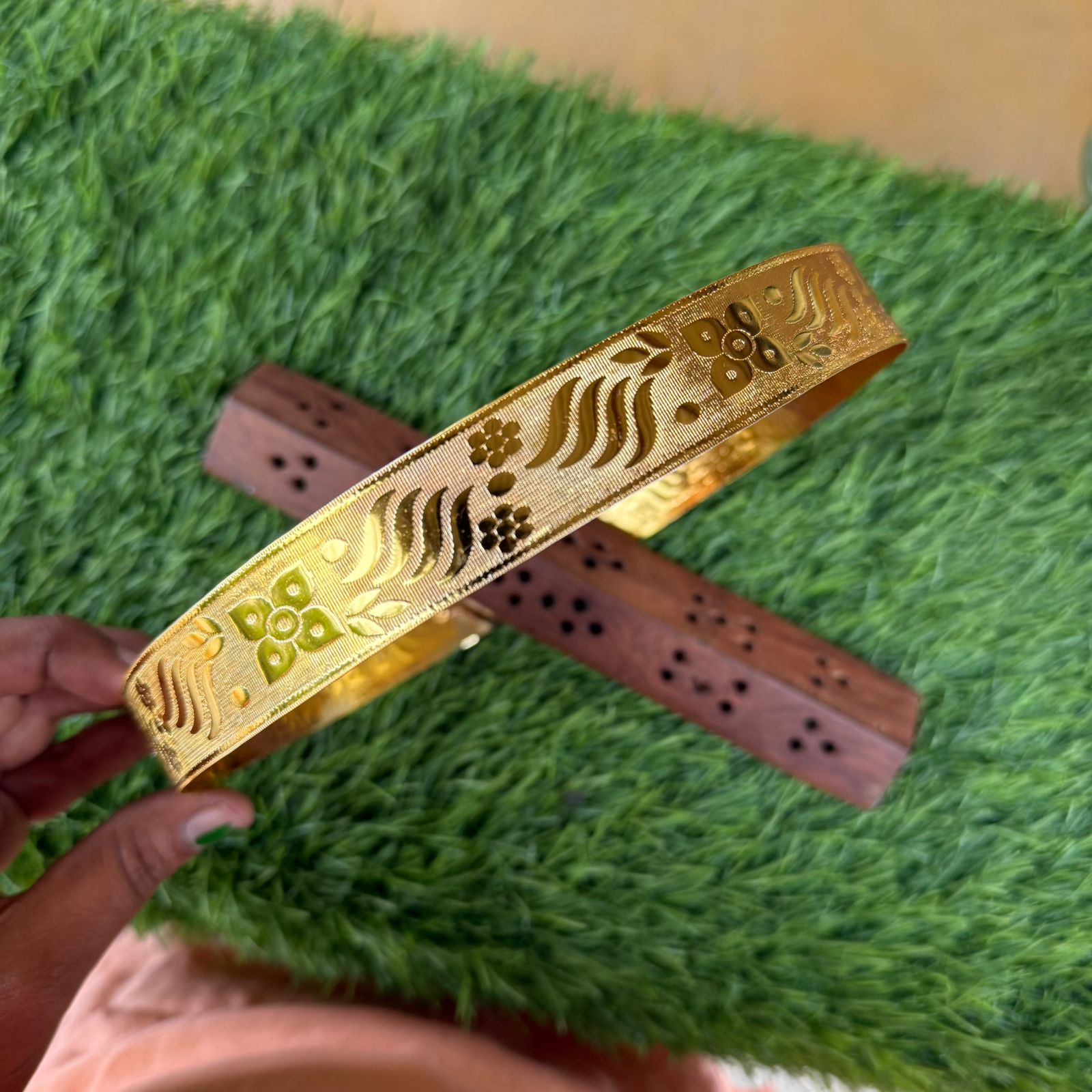 line type with small leaf design hipbelt