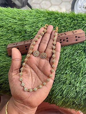 full white stone with white pearl design hipblet