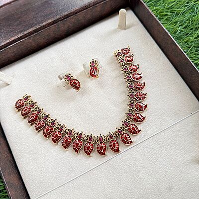 Elegant manga necklace and earrings set