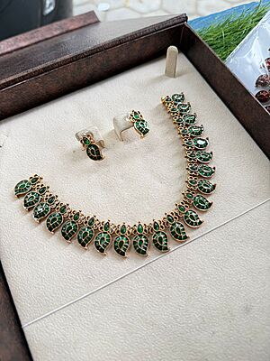 Elegant manga necklace and earrings set