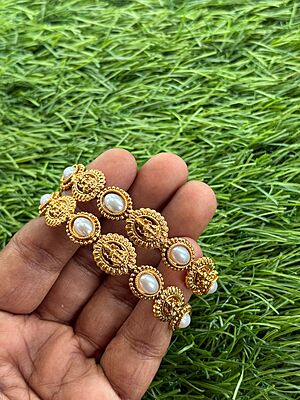 round flower design pink stone neck piece
