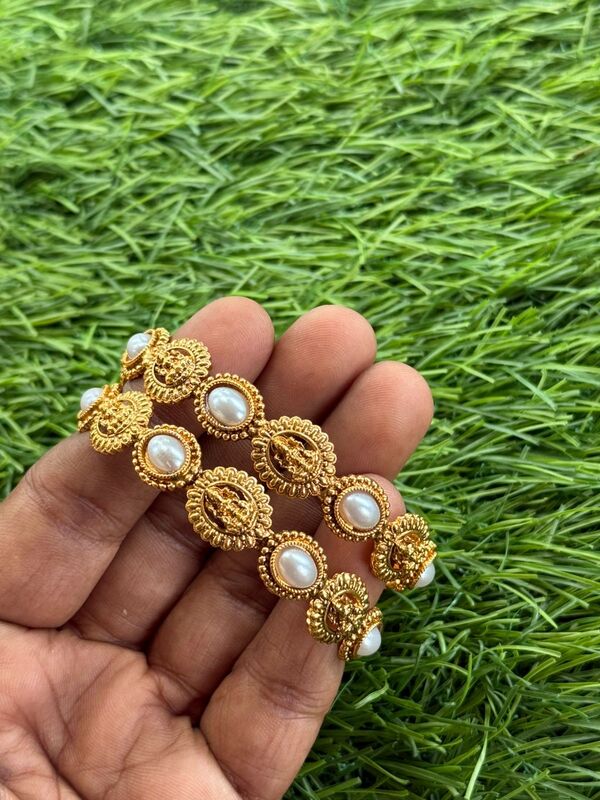 round flower design pink stone neck piece
