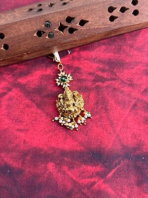Green rain drop Lakshmi tikka piece