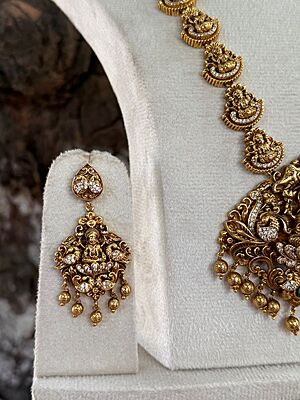 Diamond replica neckpiece with leaf design