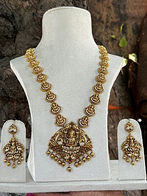 Diamond replica neckpiece with leaf design