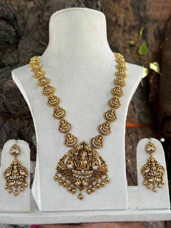 Diamond replica neckpiece with leaf design