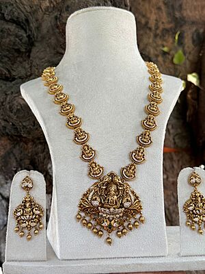 Diamond replica neckpiece with leaf design
