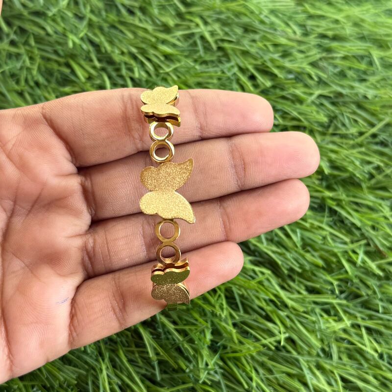 Unique flower rubi with white stone Bracelet Unique flower rubi with white stone Bracelet