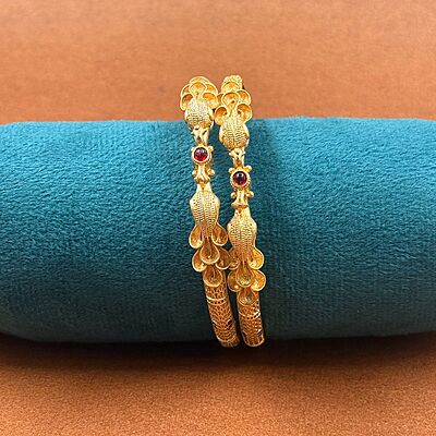 Pearl design with stone bangle